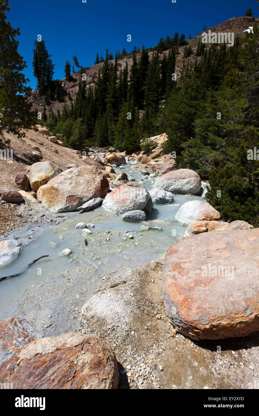 Stream verlassen Bumpass Hell geothermische Gebiet, Lassen Volcanic Nationalpark, Kalifornien, Vereinigte Staaten von Amerika Stockfoto