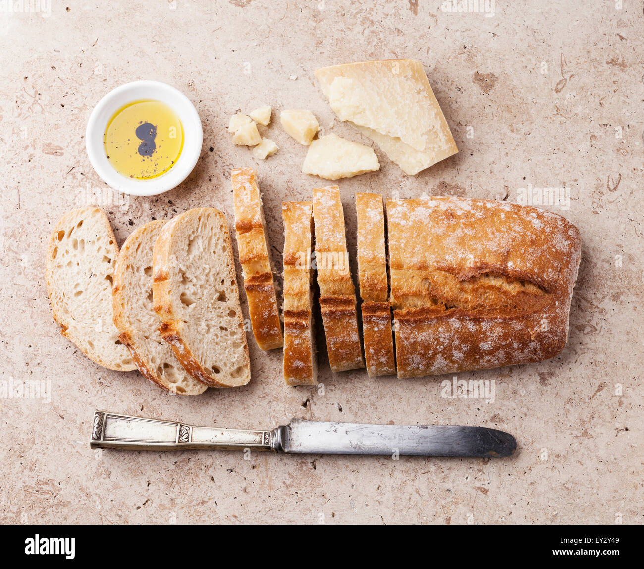 Frischem Ciabatta mit Olivenöl und Parmesan-Käse auf Stein Hintergrund Stockfoto