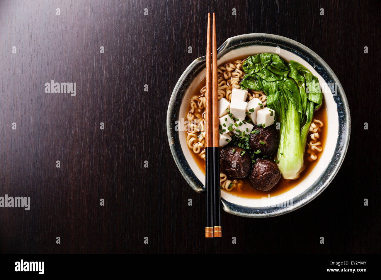 Miso Ramen asiatische Nudeln mit Shiitake, Tofu und Pak Choi Kohl in Schüssel auf schwarzen Tabellenhintergrund Stockfoto