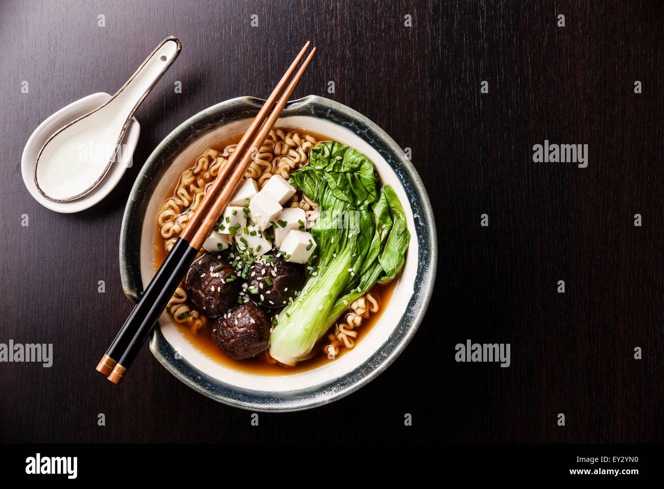 Miso Ramen asiatische Nudeln mit Shiitake, Tofu und Pak Choi Kohl in Schüssel auf schwarzen Tabellenhintergrund Stockfoto