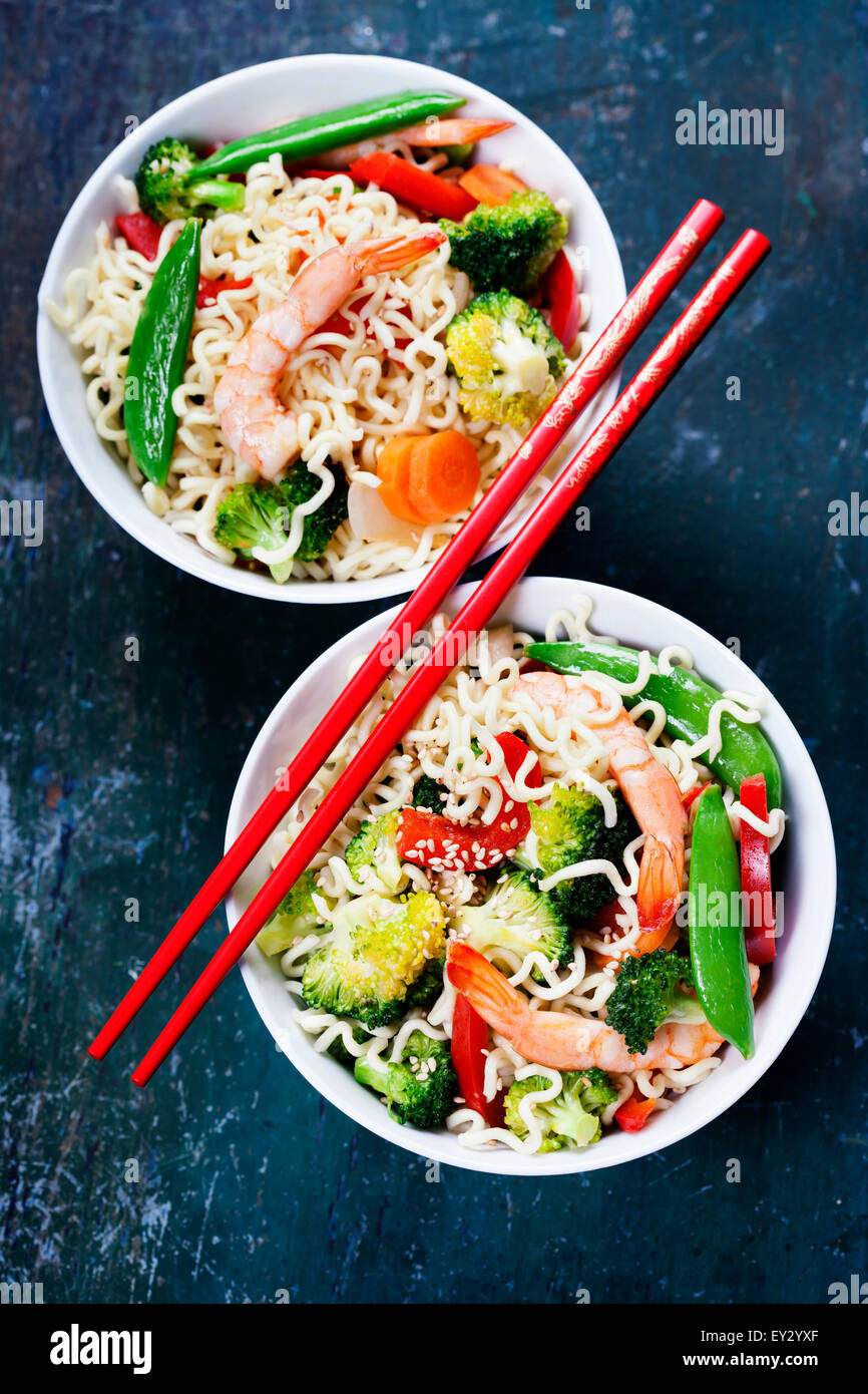 Chinesische Nudeln mit Gemüse und Garnelen. Essen-Hintergrund Stockfoto