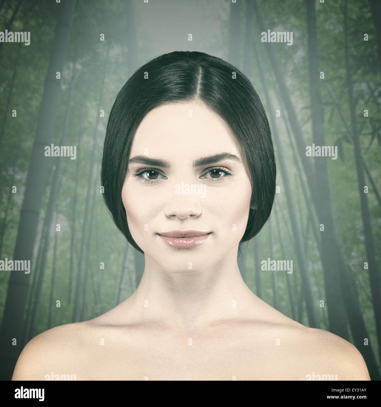 Schönheit Frauenporträt über Bambuswald als Hintergrund Stockfoto