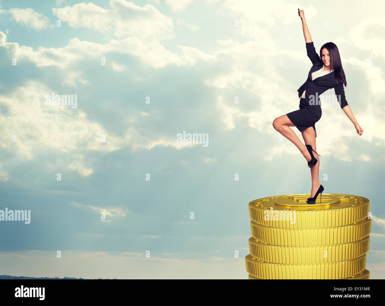 Lächelnde Geschäftsfrau stehend auf Münzen stack Stockfoto