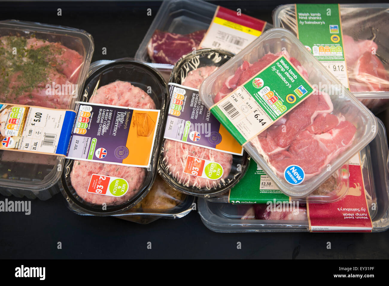 Rotes Fleisch zum Verkauf an einer Supermarktkasse. Stockfoto