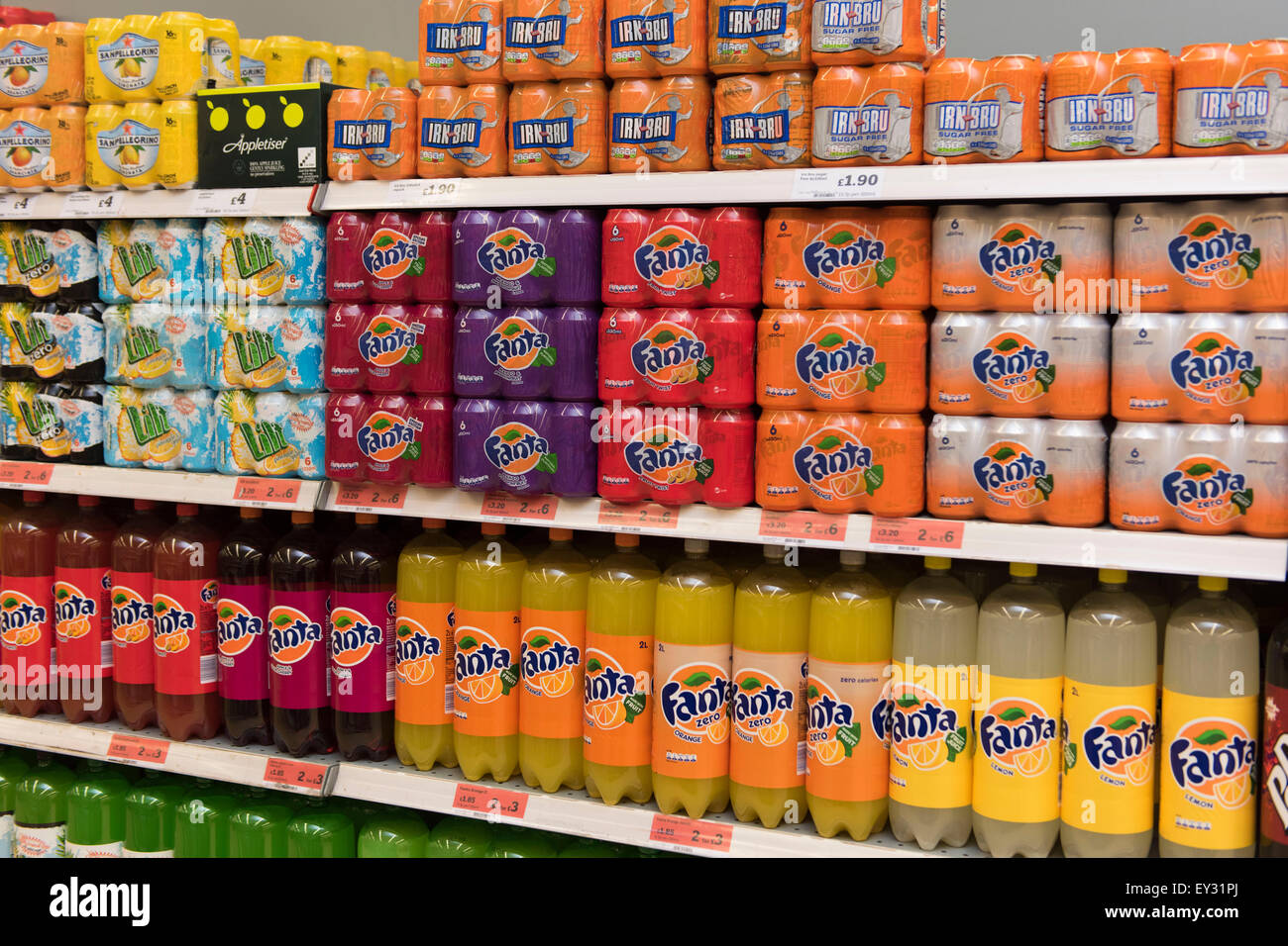 Zuckerhaltige Limonaden auf einem Supermarktregal. Gesundheits-Experten behaupten, dass wir unsere täglichen Zuckerkonsum reduzieren sollte. Stockfoto