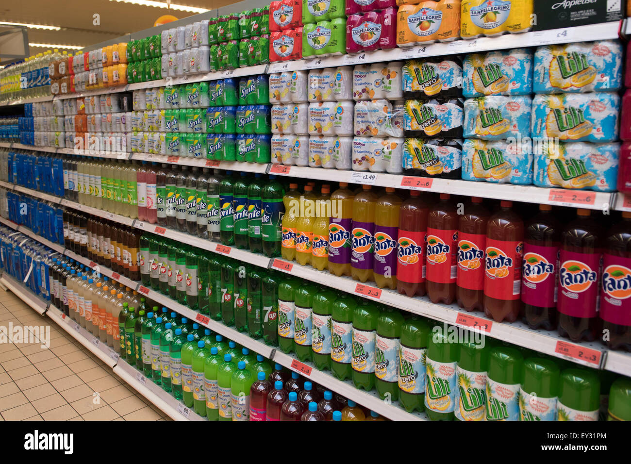 Zuckerhaltige Limonaden auf einem Supermarktregal. Gesundheits-Experten behaupten, dass wir unsere täglichen Zuckerkonsum reduzieren sollte. Stockfoto