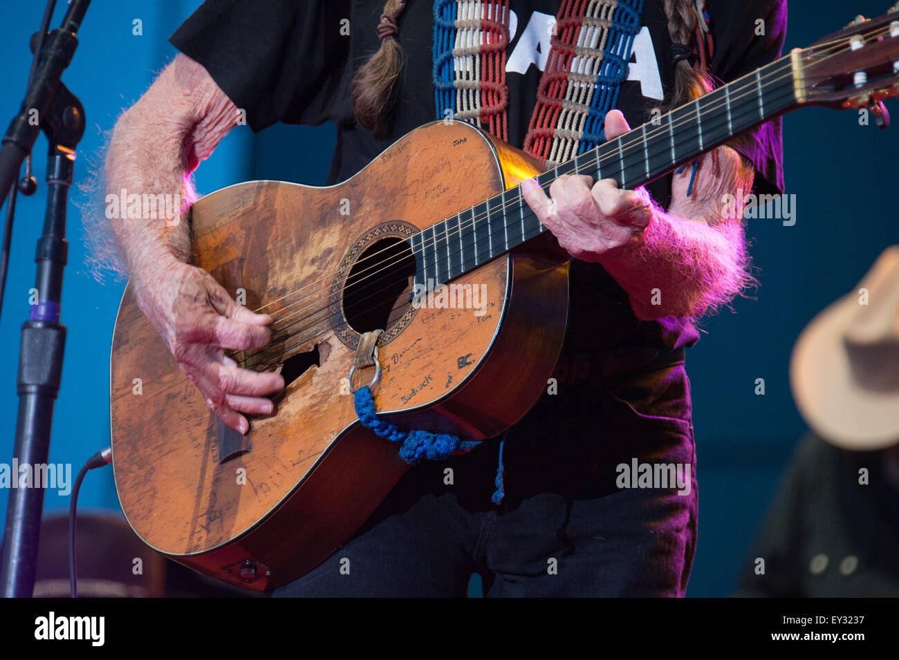 LINCOLN, CA-17.Juni: Willie Nelson spielt seine Gitarre, Trigger im Thunder Valley Casino Resort in in Lincoln, Kalifornien am Juni Stockfoto