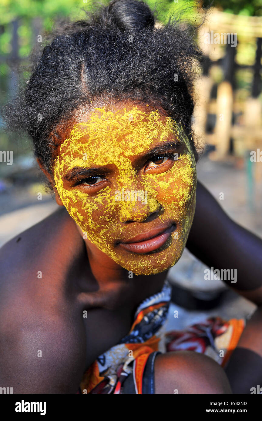 Schöne madagassischen Frau in der Region Menabe von Madagaskar. Die gelbe Bemalung dient als Schutz vor der Sonne. Stockfoto