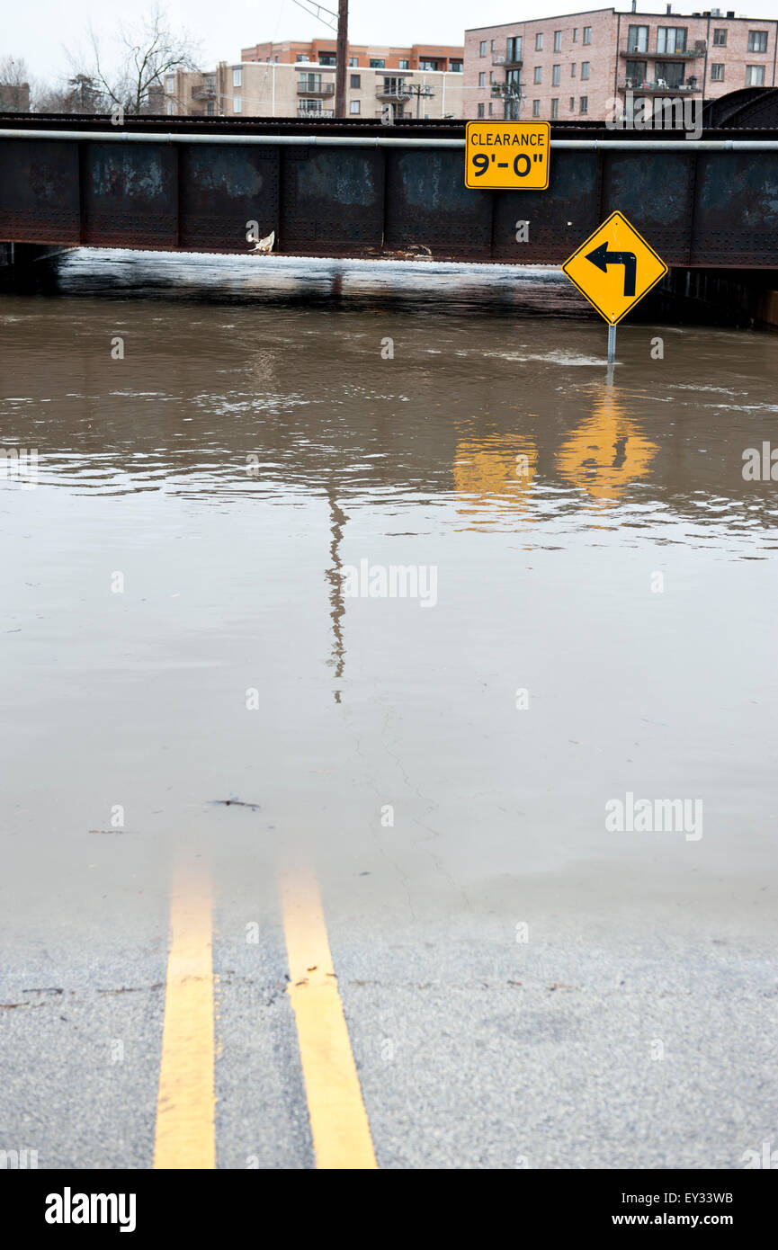 Überflutete Fahrbahn Stockfoto