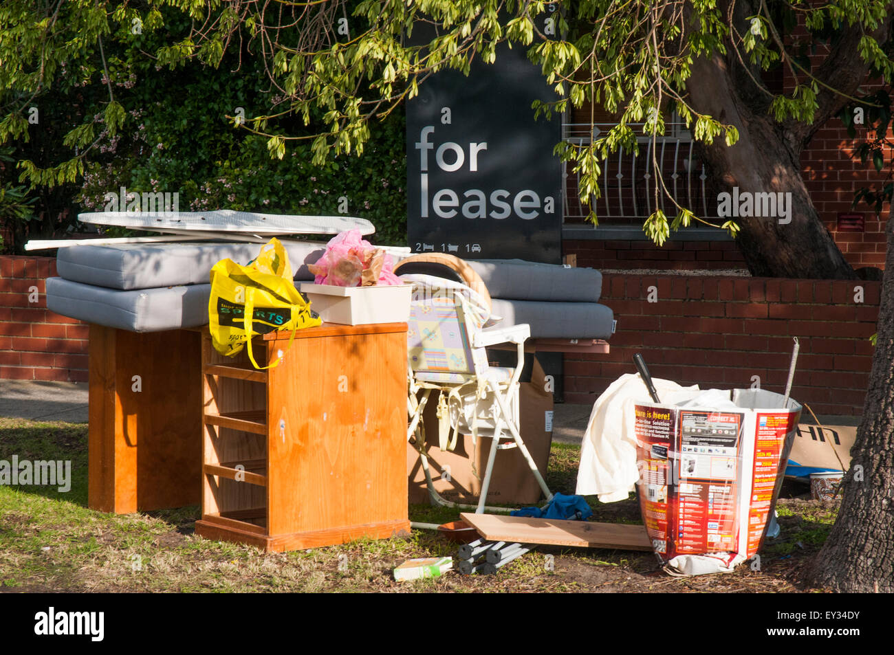 Abfälle deponiert außerhalb eines Wohnhauses Melbourne wahrscheinlich durch Mieter Räumung Stockfoto