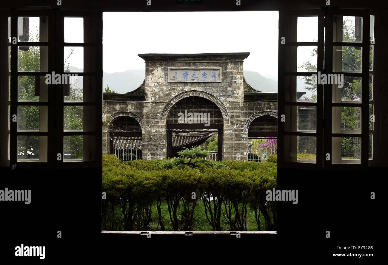 Tengchong. 20. Juli 2015. Foto aufgenommen am 20. Juli 2015 zeigt eine Szene der Heshun Bibliothek in Heshun Stadt Tengchong County, Südwesten der chinesischen Provinz Yunnan. Gegründet im Jahre 1928 mit Spenden von Übersee chinesische Rückkehr in ihre Heimatstadt Heshun, ist Heshun Bibliothek Chinas älteste Dorf Bibliothek berühmt für seine beeindruckende Sammlung von Büchern und architektonischer Komplex mit chinesischen und westlichen Elementen kombiniert. © Lin Yiguang/Xinhua/Alamy Live-Nachrichten Stockfoto