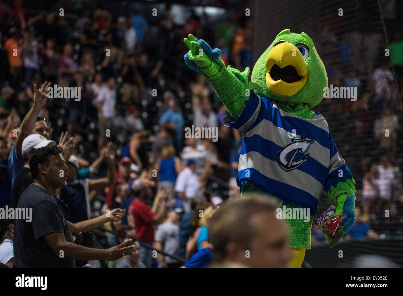 Columbus, Ohio, USA. 20. Juli 2015. Krash führt das Publikum in '' nehmen Me Out To The Ball Game während der siebten Inning-Stretch am Spiel der regulären Saison zwischen Columbus Clippers und die Louisville Bats in Huntington Park, in Columbus OH. Brent Clark/Cal-Sport-Medien-Credit: Csm/Alamy Live-Nachrichten Stockfoto