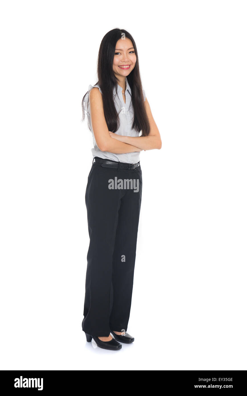 Business-Frau stehen in voller Länge isoliert auf weißem Hintergrund. Schöne gemischte chinesische weibliche Rennmodus im Anzug. Stockfoto