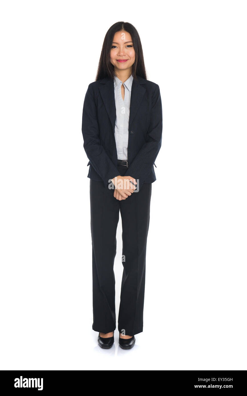 Business-Frau stehen in voller Länge isoliert auf weißem Hintergrund. Schöne gemischte chinesische weibliche Rennmodus im Anzug. Stockfoto