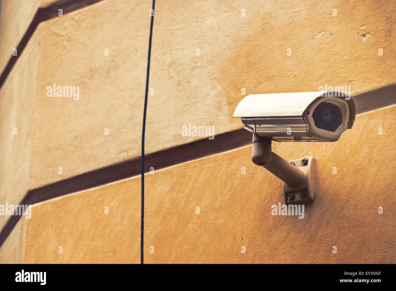 Closed Circuit TV Video CCTV Überwachungskamera für Privateigentum Überwachung auf Wand montiert Stockfoto