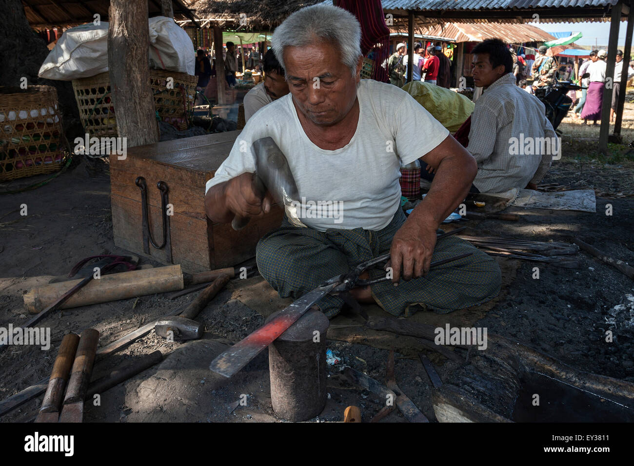 Mann, Schmied, schmieden eine Machete landen Markt in Maing Thauk, Inle-See, Shan State in Myanmar Stockfoto