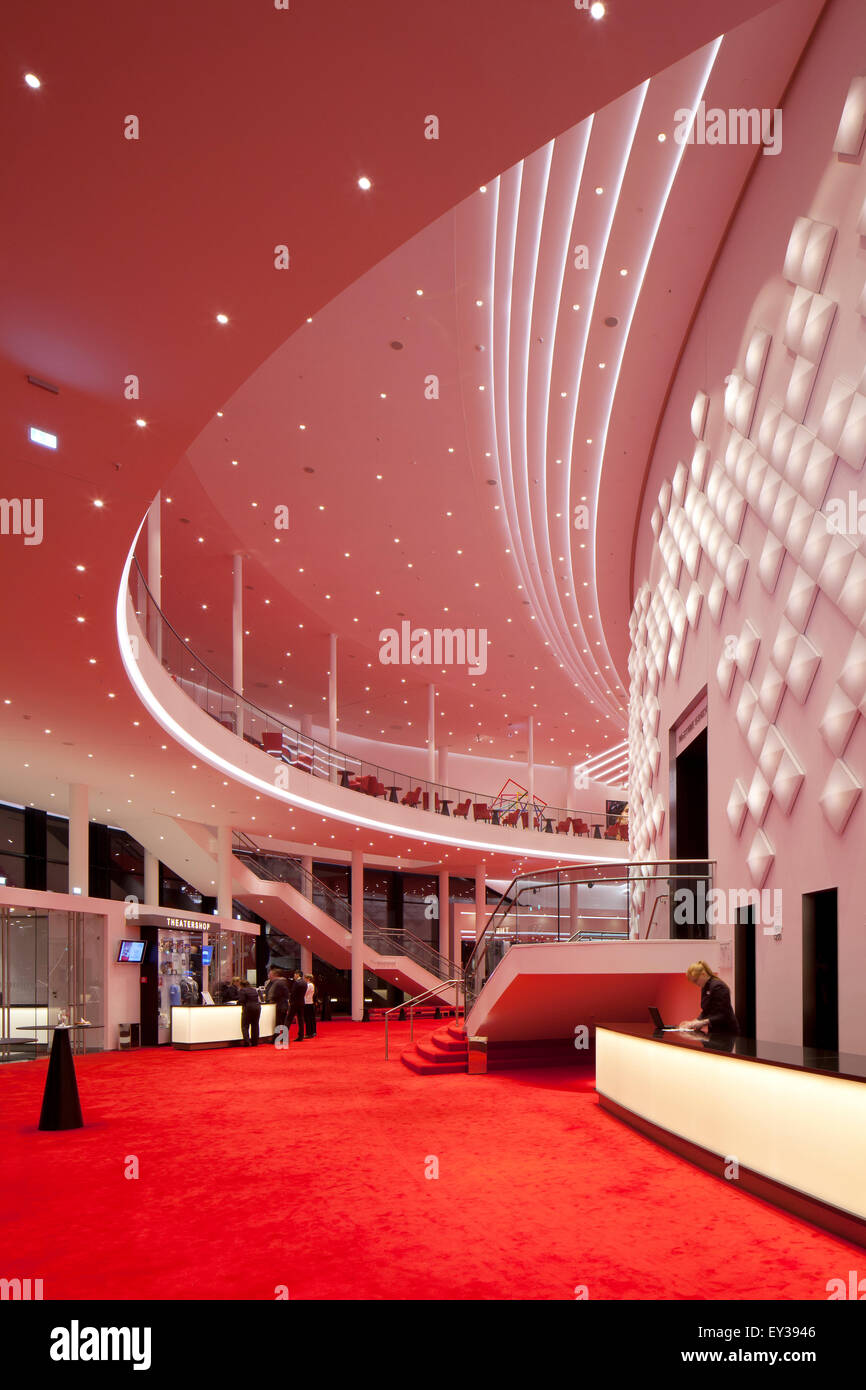 Großes Foyer auf zwei Etagen mit dekorativen Lichtinstallation, Stage Theater an der Elbe, Hamburg, Deutschland Stockfoto