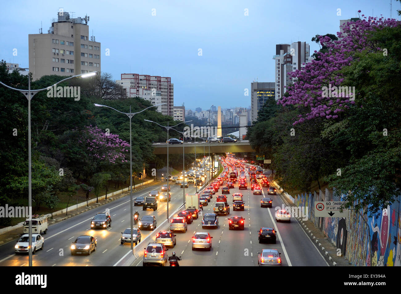 Verkehr auf der Avenida 23 de Maio, Abendstimmung São Paulo, Brasilien Stockfoto
