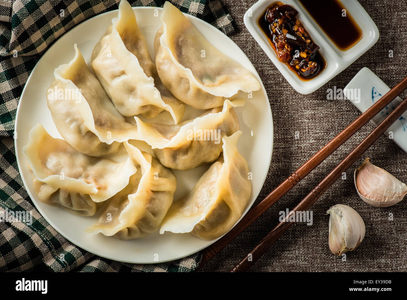 Gekochte hausgemachte Knödel im Teller mit Dip-Sauce serviert Stockfoto