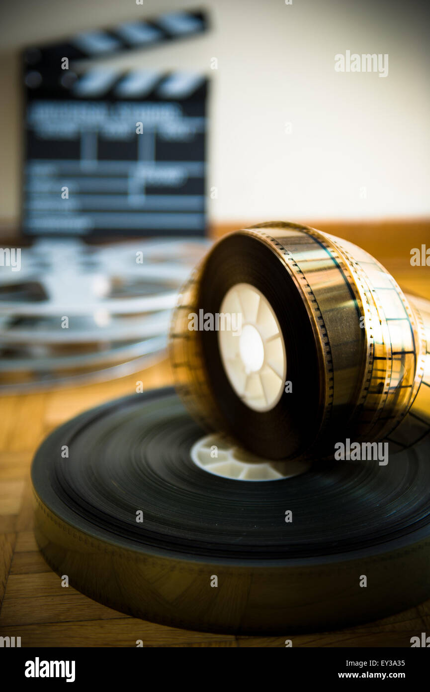 35 Mm Kino Filmrolle Und Aus Fokus Film Klappe Im Hintergrund Auf Holzboden Vertikalen Rahmen Stockfotografie Alamy