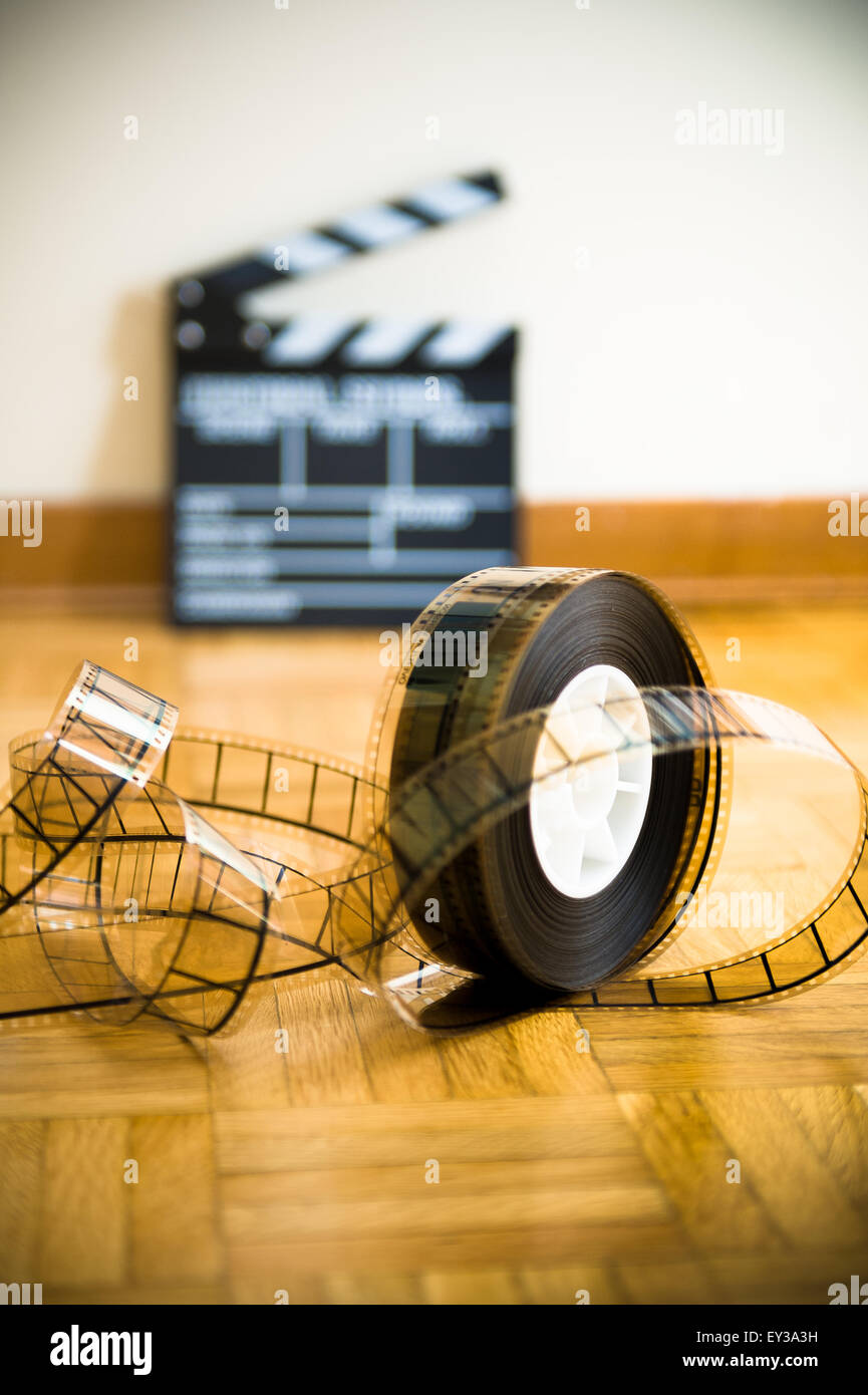 35 Mm Kino Filmrolle Und Aus Fokus Film Klappe Im Hintergrund Auf Holzboden Vertikalen Rahmen Stockfotografie Alamy