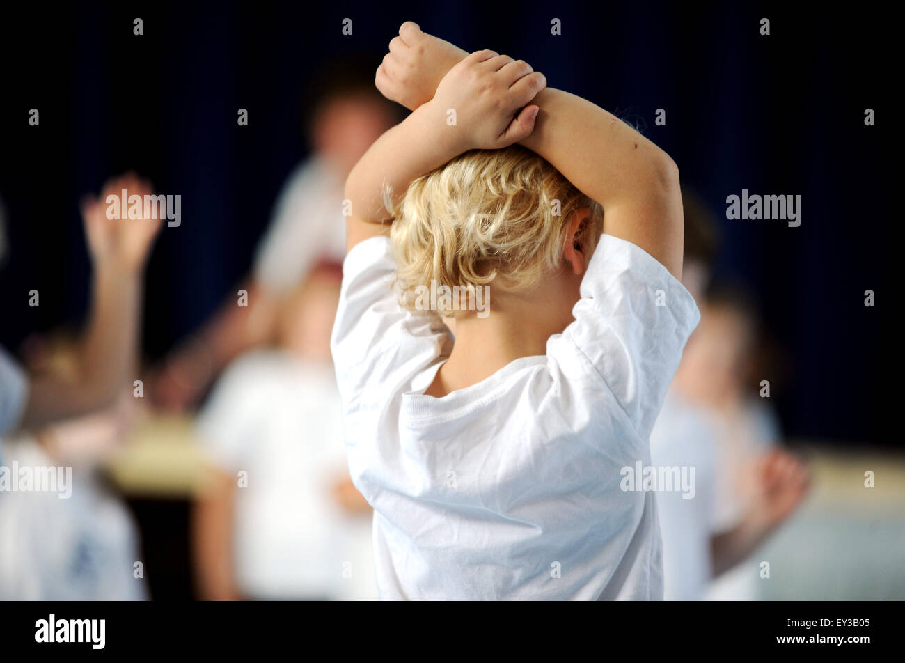 Allgemeine Bilder von Kindern tun Sportunterricht in der Grundschule. Bild von Paul Heyes. Stockfoto