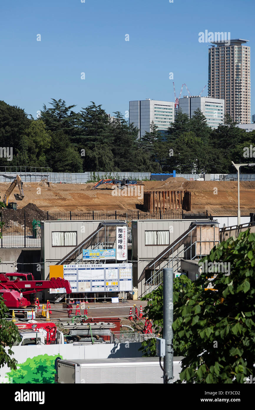 Tokio, Japan. 21. Juli 2015. Abbrucharbeiten weiter auf dem Gelände des Nationalstadions gebaut für die Olympischen Spiele 1964 in Tokio am 21. Juli 2015, Tokio, Japan. Der japanische Premierminister Shinzo Abe hat angekündigt, dass die Regierung Baupläne für eine neue Vitrine Nationalstadion für die Olympischen Spiele 2020 in Tokio überprüfen werden nach wachsender Kritik an die steigenden Kosten des ersten Stadionplan von Zaha Hadid entworfen. Die Regierung hat beschlossen, den Plan zu überprüfen, weil '' viele Menschen und Sportler stark kritisiert es. Bildnachweis: Aflo Co. Ltd./Alamy Live-Nachrichten Stockfoto