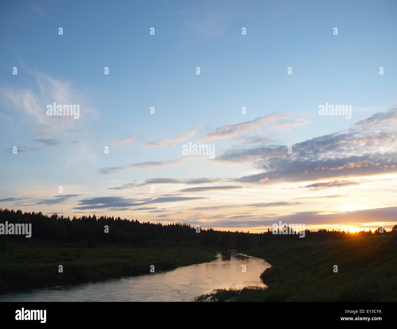 Sonnenuntergang am Fluss im Ural Stockfoto