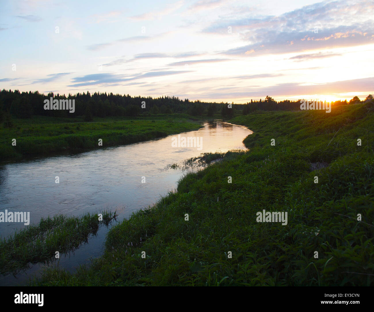 Sonnenuntergang am Fluss im Ural Stockfoto