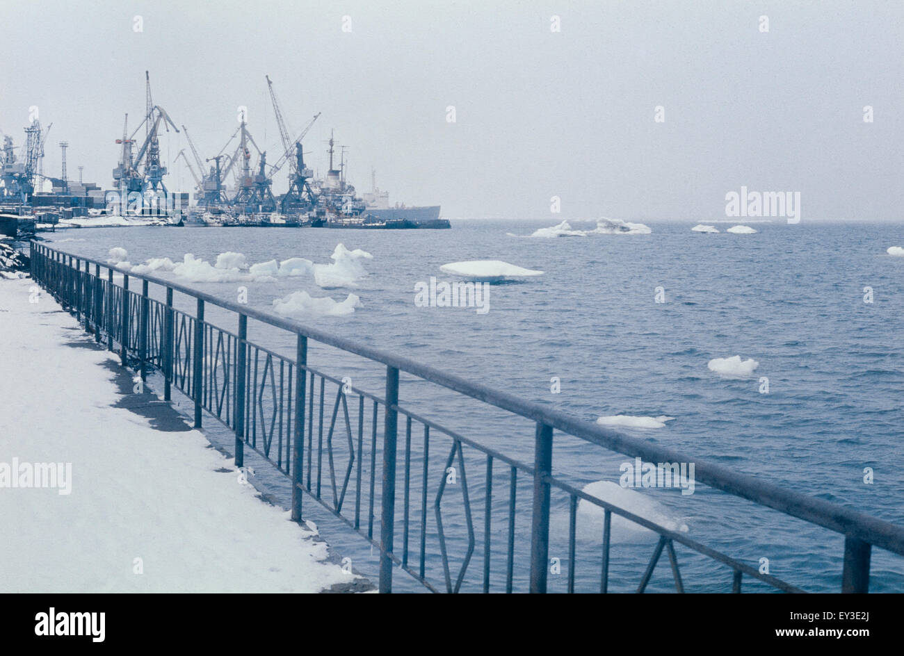 Tschuktschen-Halbinsel, UdSSR - 10. Juni 1985: Landschaft mit Hafen in der nördlichsten Stadt in UdSSR genannt Pevek Stockfoto