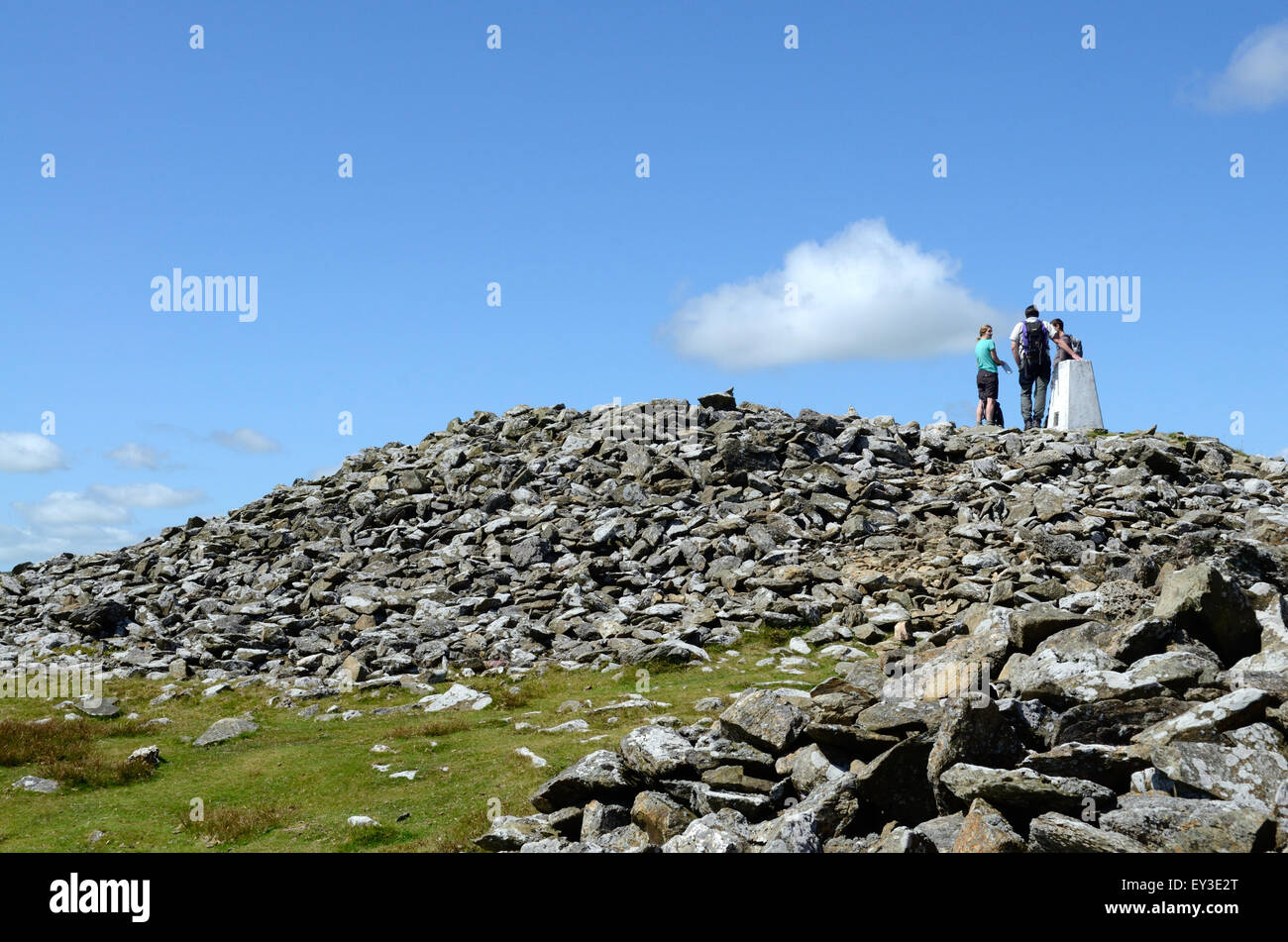 Wanderern stehen in der Nähe der trigonometrischen Punkt Foel Drygarn Preseli Hills Pembrokeshire Wales Cymru UK GB Stockfoto