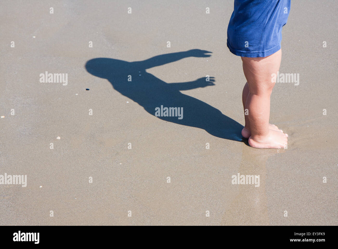 Baby-Füße zu Fuß am Sandstrand Cesenatico Italien Stockfoto