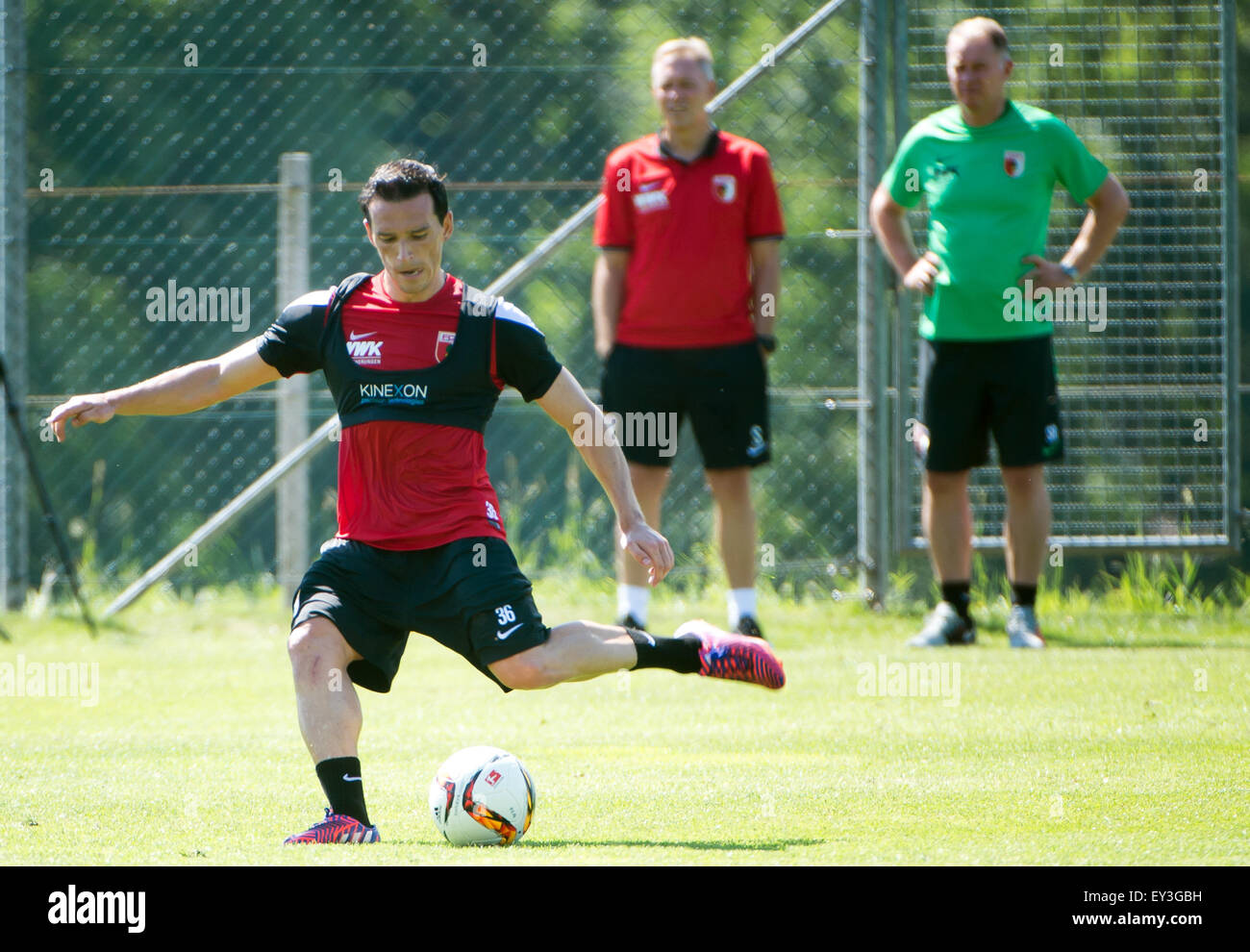 Kössen, Österreich. 21. Juli 2015. Augsburgs Piotr Trochowski in Aktion während des Trainings am Trainingslager der deutschen Fußball-Bundesliga Club FC Augsburg in Kössen, Österreich, 21. Juli 2015. Foto: Daniel Naupold/Dpa/Alamy Live News Stockfoto