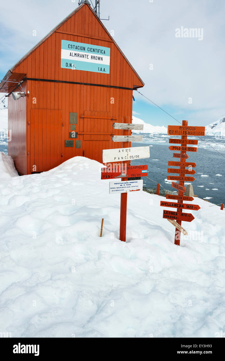 Schilder vor braun Bahnhof entlang Paradies Hafen in der Antarktis. Stockfoto