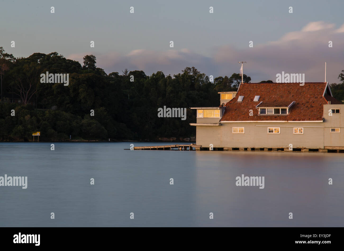 Sydney Rudern Verein auf dem Parramatta River in der Nähe der Vorstadt von Abbotsford in Sydney, Australien gerade auf Sonnenuntergang Stockfoto