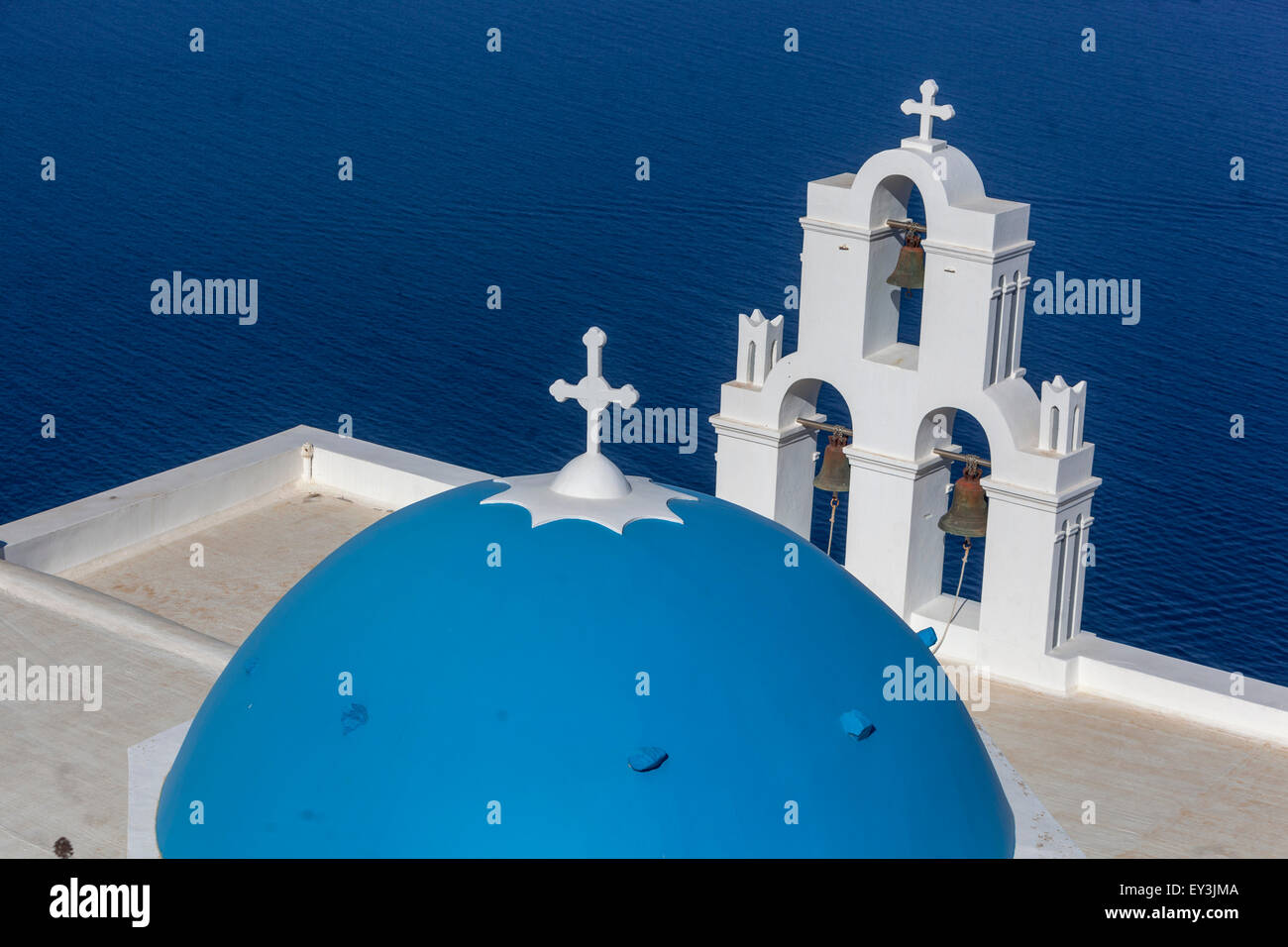 Blaue Kuppel und Glockenturm, berühmte Agioi Theodori Kirche in Firostefani, Santorin, Kykladen, Ägäis, Griechenland Stockfoto