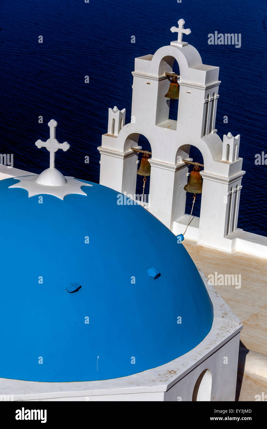 Blaue Kuppel und Glockenturm, berühmte Agioi Theodori Kirche in Firostefani Santorini, Kykladen, Ägäis, Griechenland Stockfoto