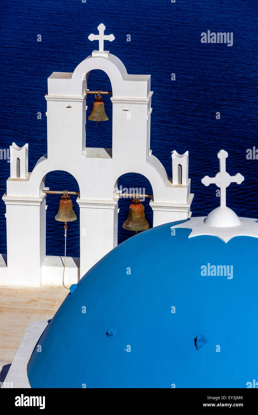 Blaue Kuppel und Glockenturm, berühmte Agioi Theodori Kirche in Firostefani, Santorin, Kykladen, Ägäis, Griechenland Stockfoto