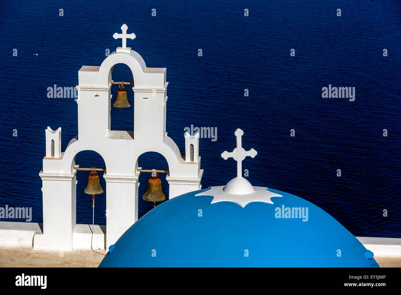 Blaue Kuppel und Glockenturm, berühmte Agioi Theodori Kirche in Firostefani, Santorin, Kykladen, Ägäis, Griechenland Stockfoto