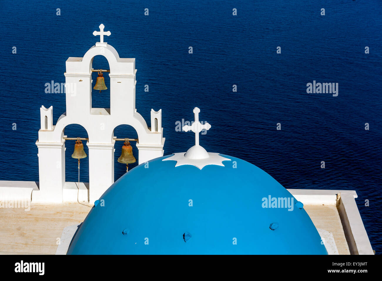 Blaue Kuppel und Glockenturm, berühmte Agioi Theodori Kirche in Firostefani Santorini, Kykladen, Ägäis, Griechenland Stockfoto