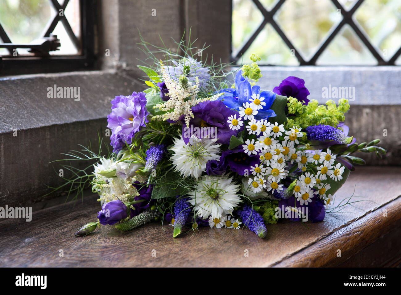 Nahaufnahme von einem Blumenstrauß blaue und weiße Hochzeit. Stockfoto