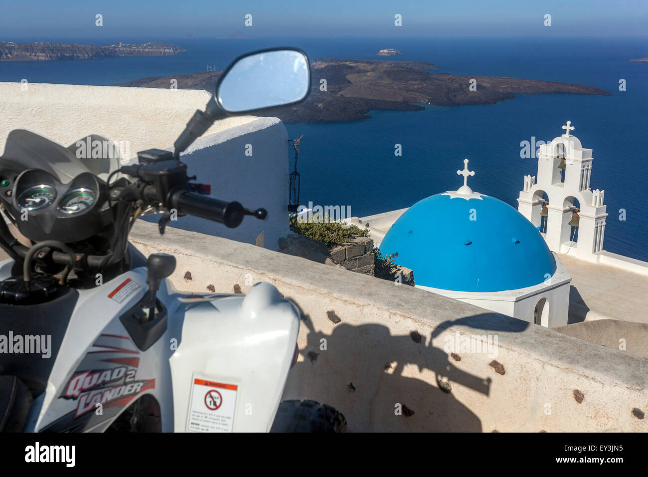 Blaue Kuppel und Glockenturm, berühmte Agioi Theodori Kirche in Firostefani Santorini, Kykladen, Ägäis, Griechenland Stockfoto