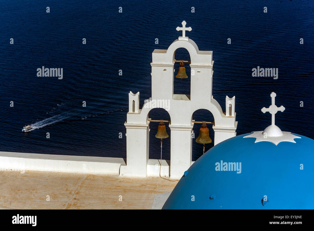 Blaue Kuppel und Glockenturm, berühmte Agioi Theodori Kirche in Firostefani Santorini, Kykladen, Ägäis, Griechenland Stockfoto