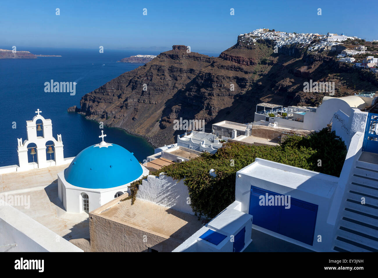 Santorini Blaue Kuppel und Glockenturm über dem Meer auf Cliff Santorini Griechenland Inseln Stockfoto