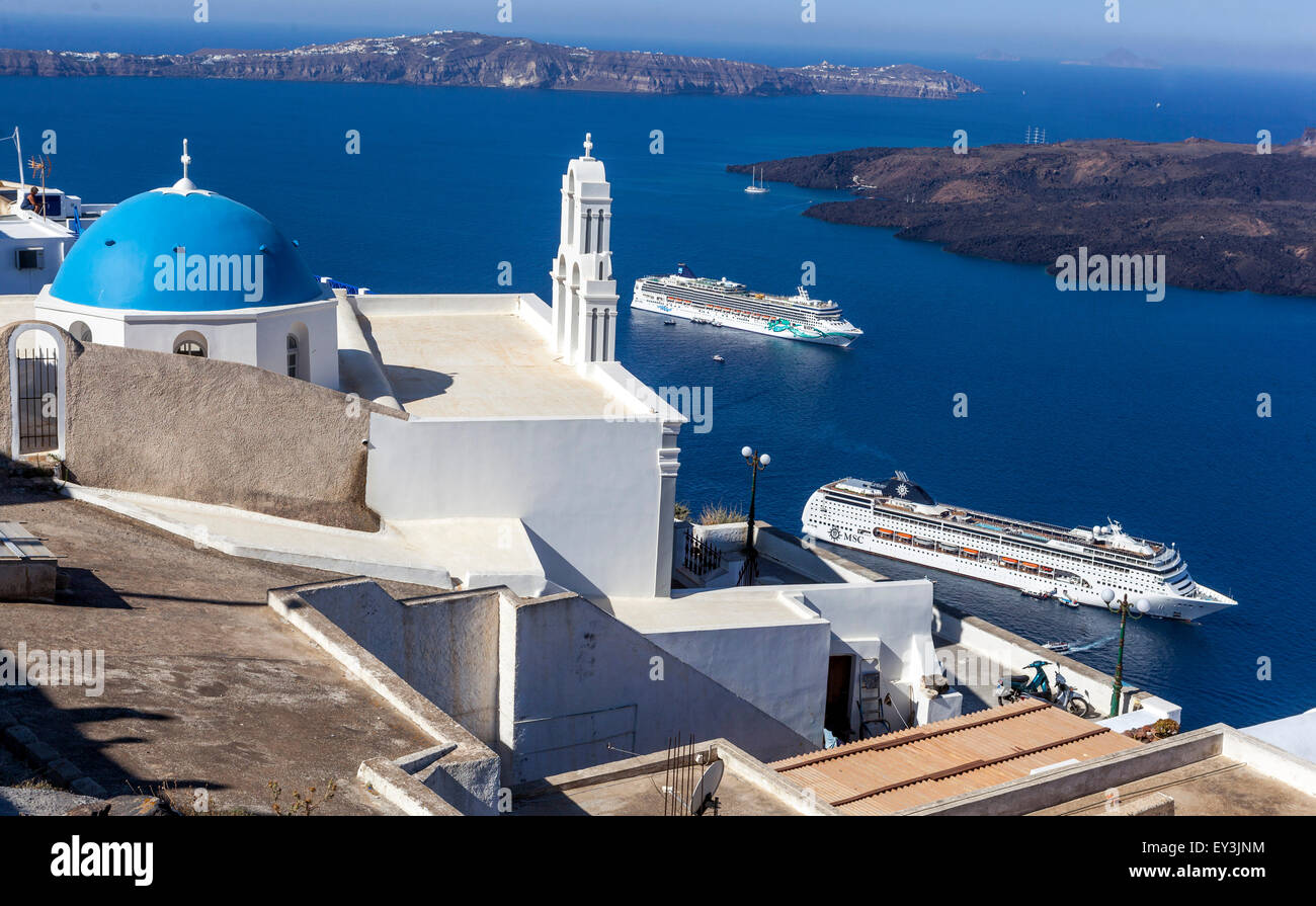 Blaue Kuppel und Glockenturm, berühmte Agioi Theodori Kirche in Firostefani Santorini, Kykladen, Ägäis, Griechenland Stockfoto
