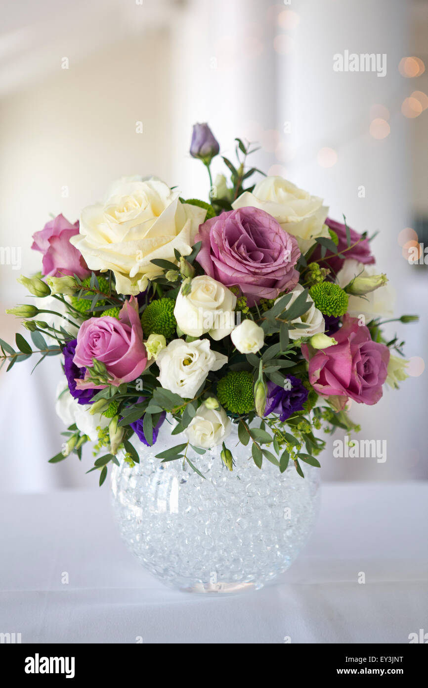Anordnung der weißen, rosa und lila Hochzeitsblumen. Stockfoto