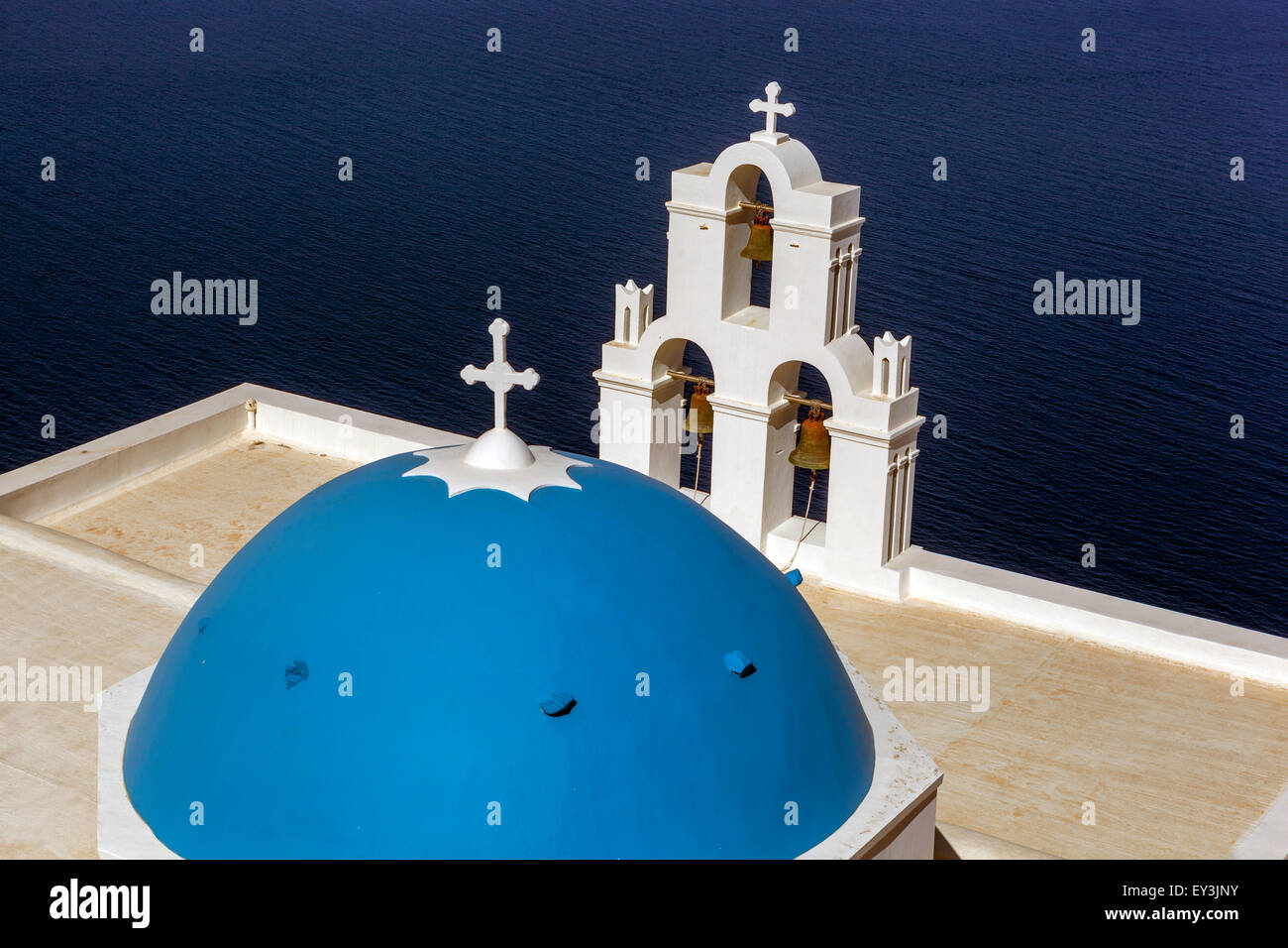 Blaue Kuppel und Glockenturm, berühmte Agioi Theodori Kirche in Firostefani Santorini, Kykladen, Ägäis, Griechenland Stockfoto
