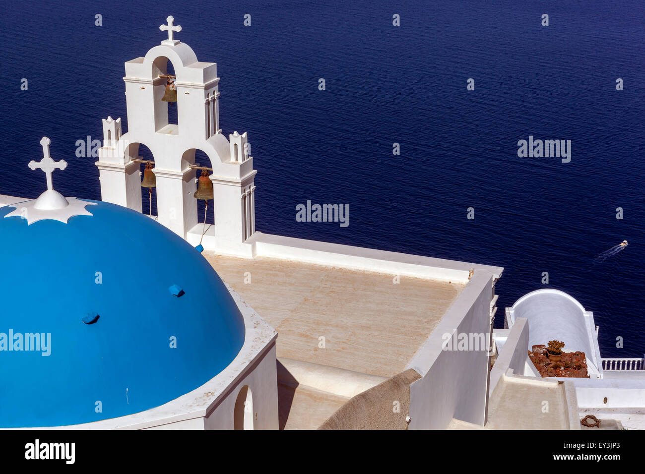 Blaue Kuppel und Glockenturm, berühmte Agioi Theodori Kirche in Firostefani Santorini, Kykladen, Ägäis, Griechenland Stockfoto