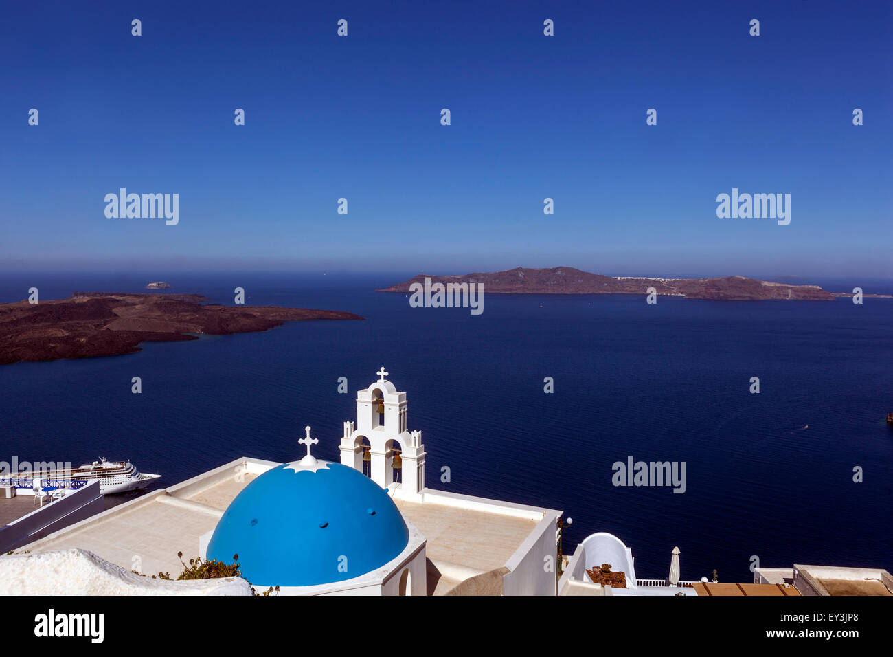 Caldera von Santorin, Edge Vulkan Wand, blauen Kuppel und Glockenturm, berühmten Agioi Theodori Kirche in Firostefani, Kykladen, Ägäis, Griechenland Stockfoto