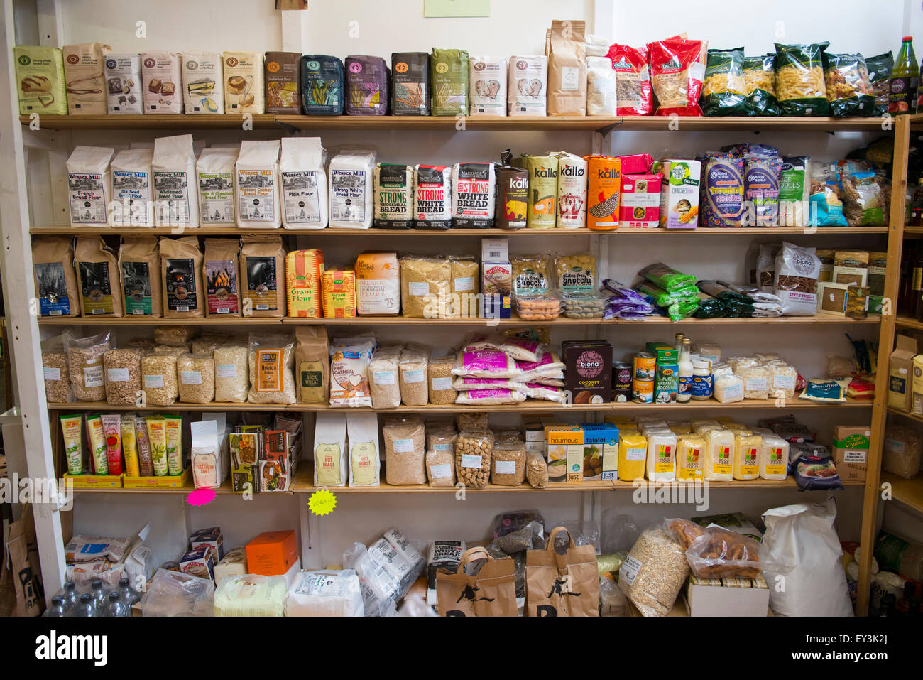 Mehl, Brei, Nudeln und Nüssen auf einem Regal in einem Vollwert-Shop in Shrewsbury, Shropshire, England. Stockfoto
